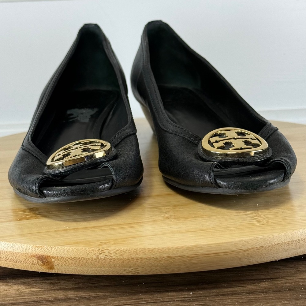 Tory Burch Sally Wedge Pump Women 8.5 Black Peep Toe Gold Logo Medallion - Picture 2 of 9